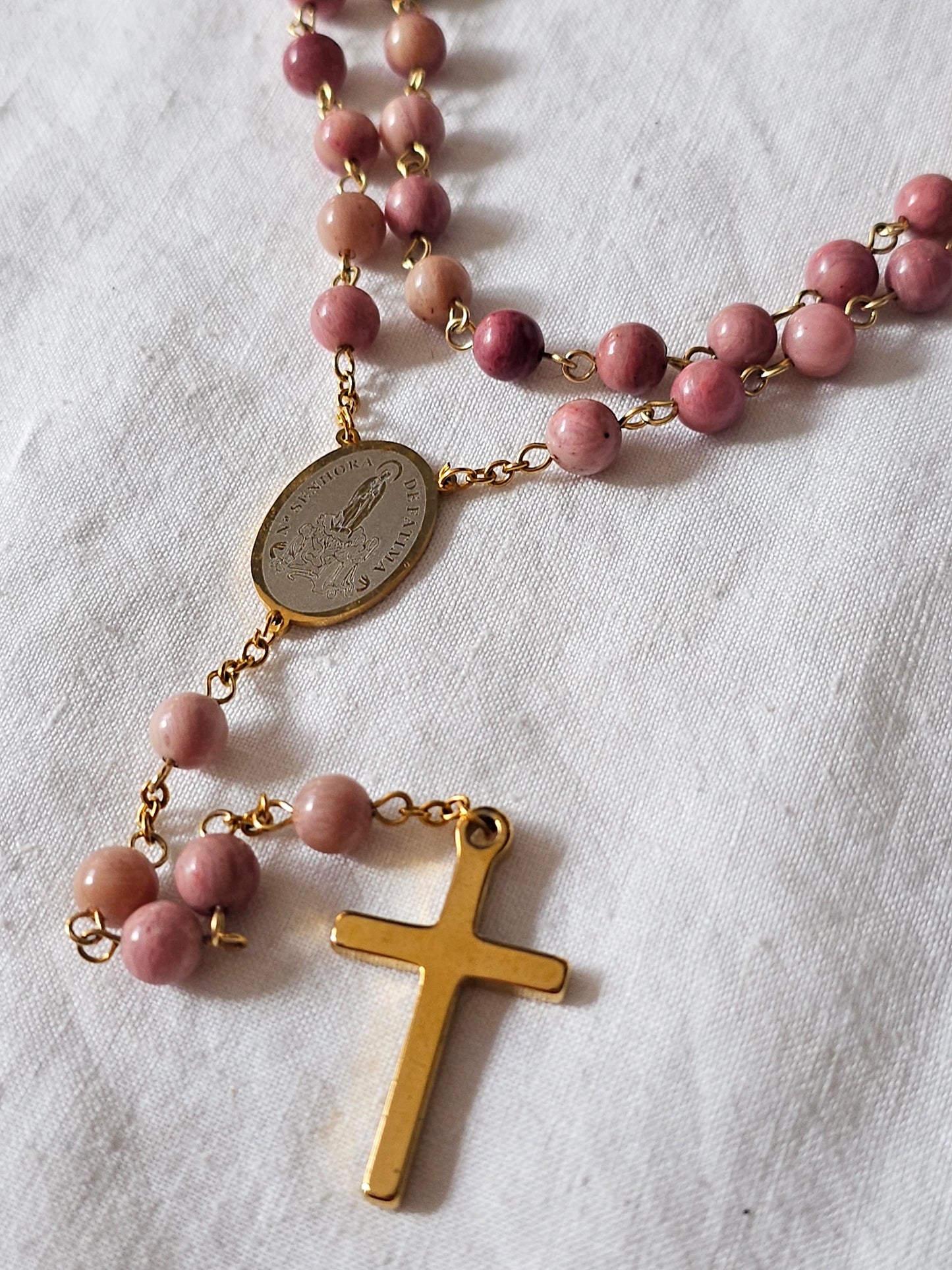 Terço em Rodonite - Nossa Senhora de Fátima