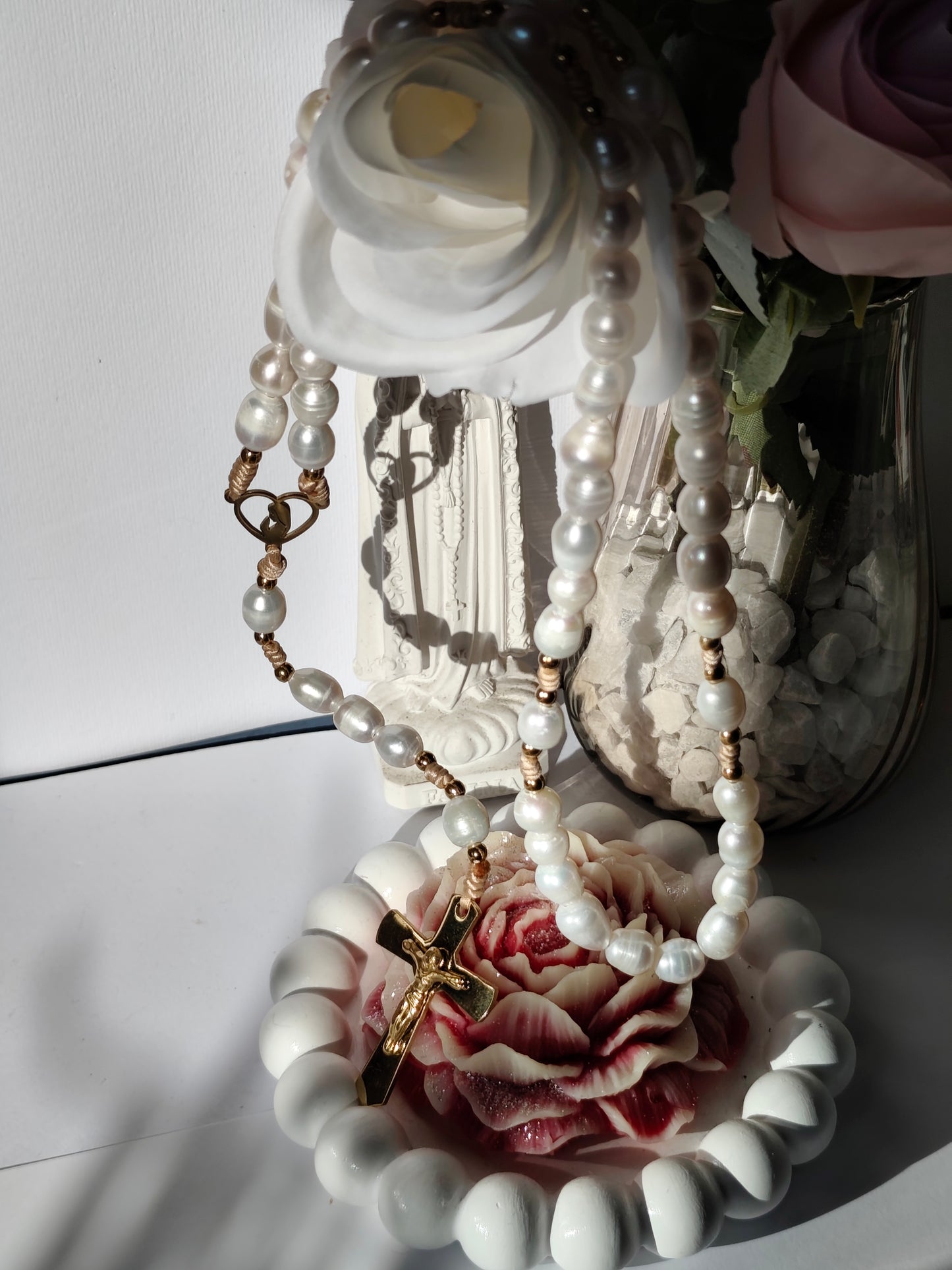 Terço artesanal em Pérolas de Água Doce - com Nossa Senhora de Fátima