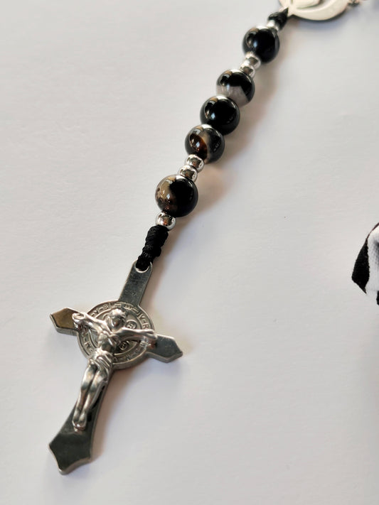 Terço em Pedra Natural Ágata Negra - com Nossa Senhora e Cruz de São Bento - Inclui Bolsinha em Tecido Artesanal