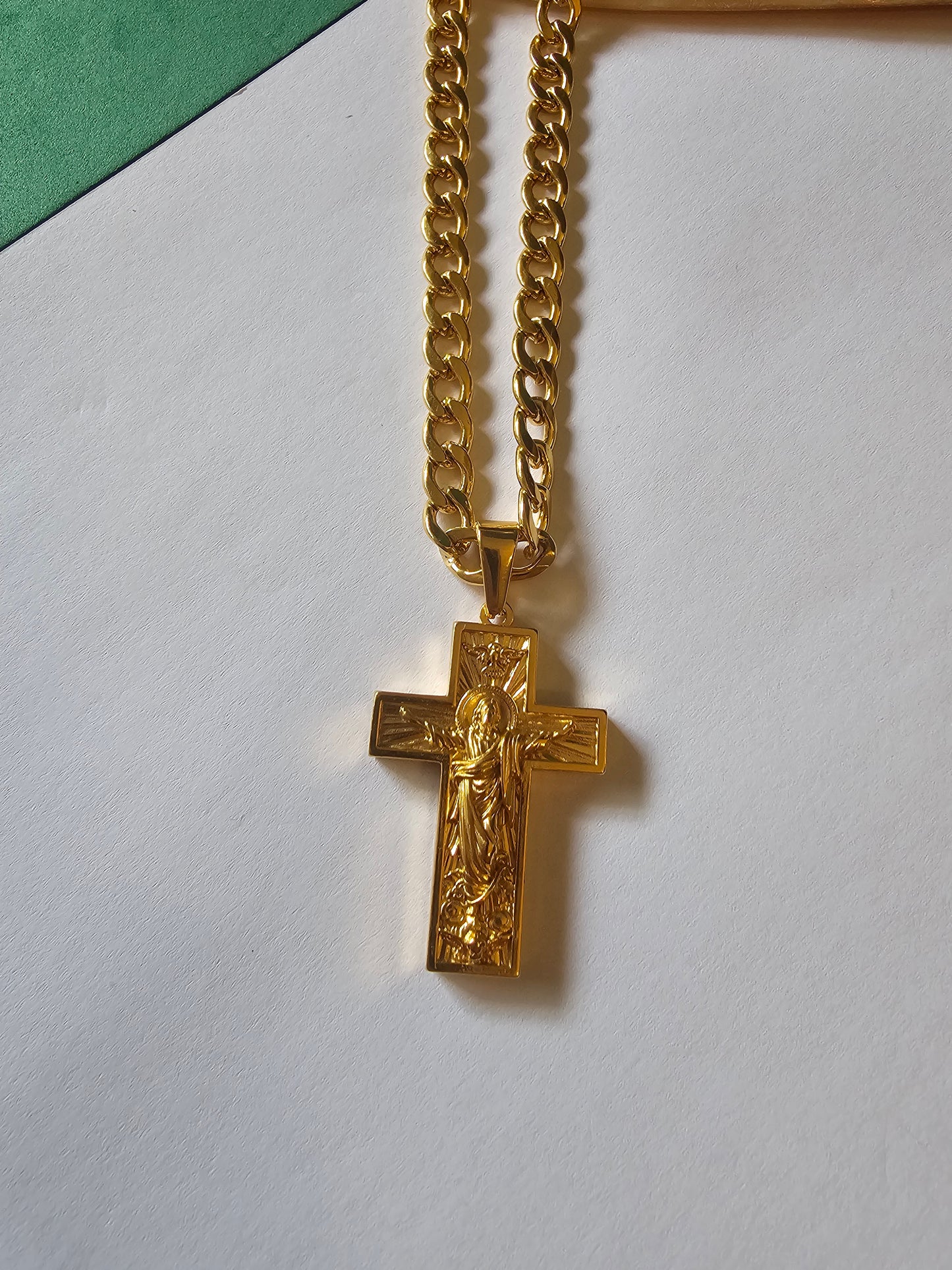 Fio Cruz com Cristo e Espírito Santo