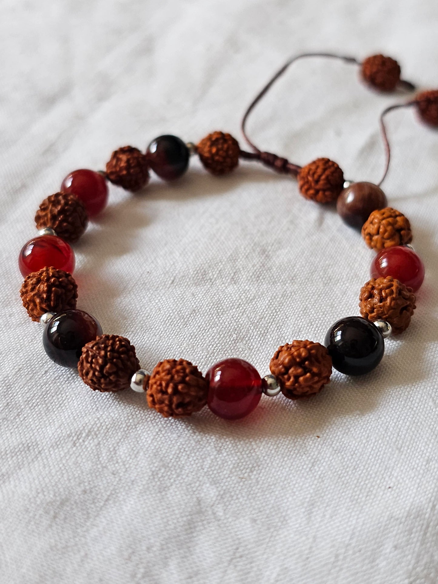 Pulseira em Rudraksha e Ágata Cornalina
