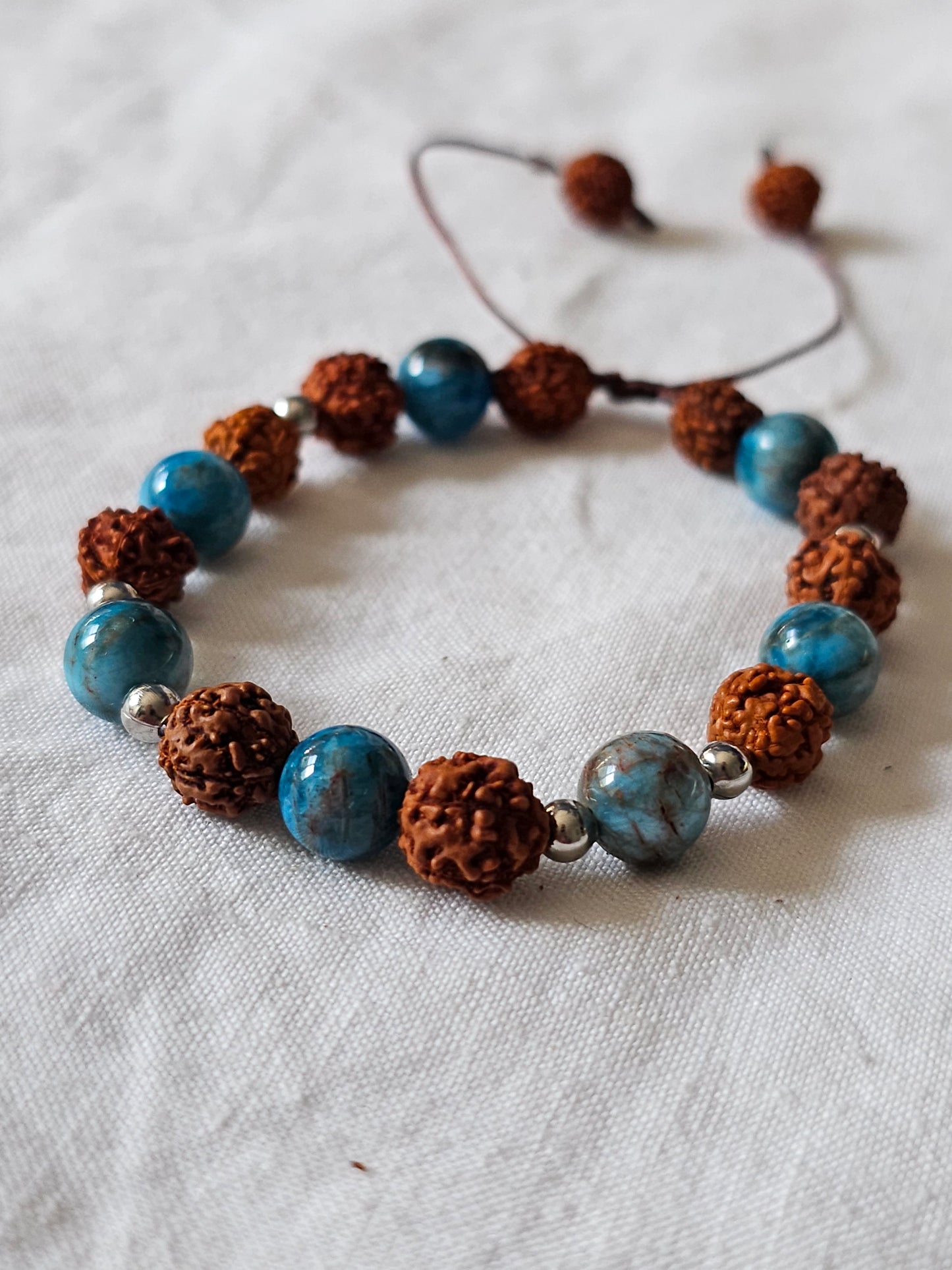 Pulseira em Rudraksha e Apatite