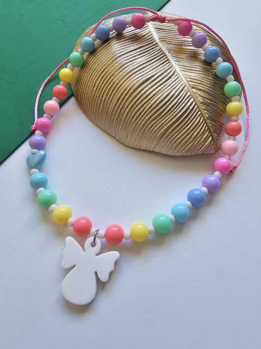 Colar Arco-Íris com Anjinho – Doce Proteção para Pequenos Corações