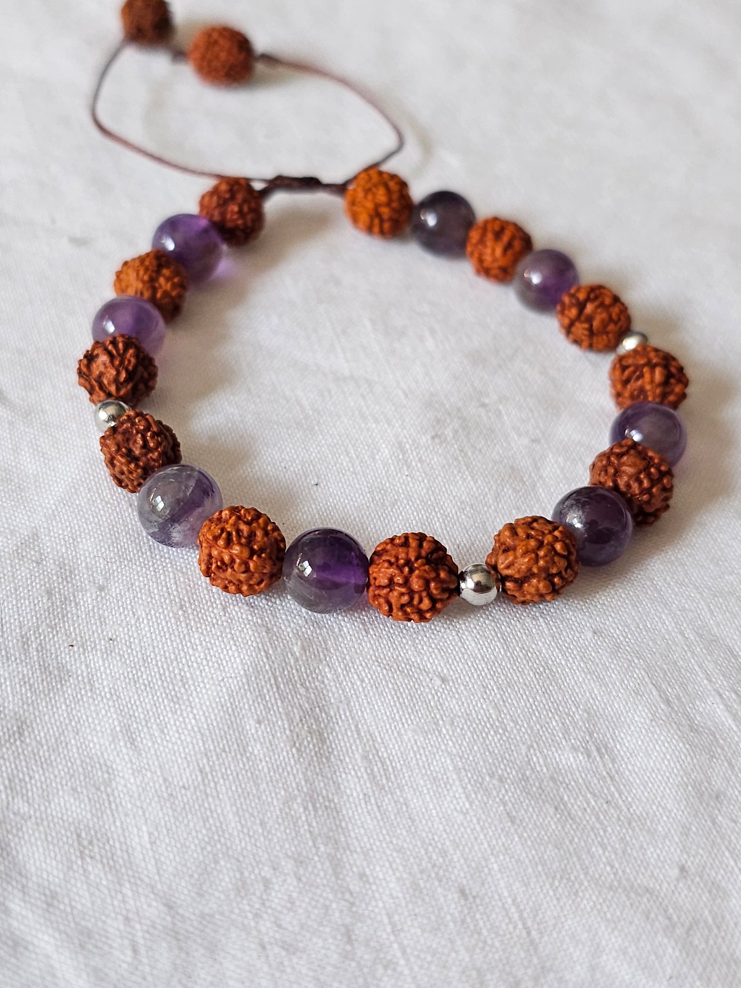 Pulseira em Rudraksha e Ametista