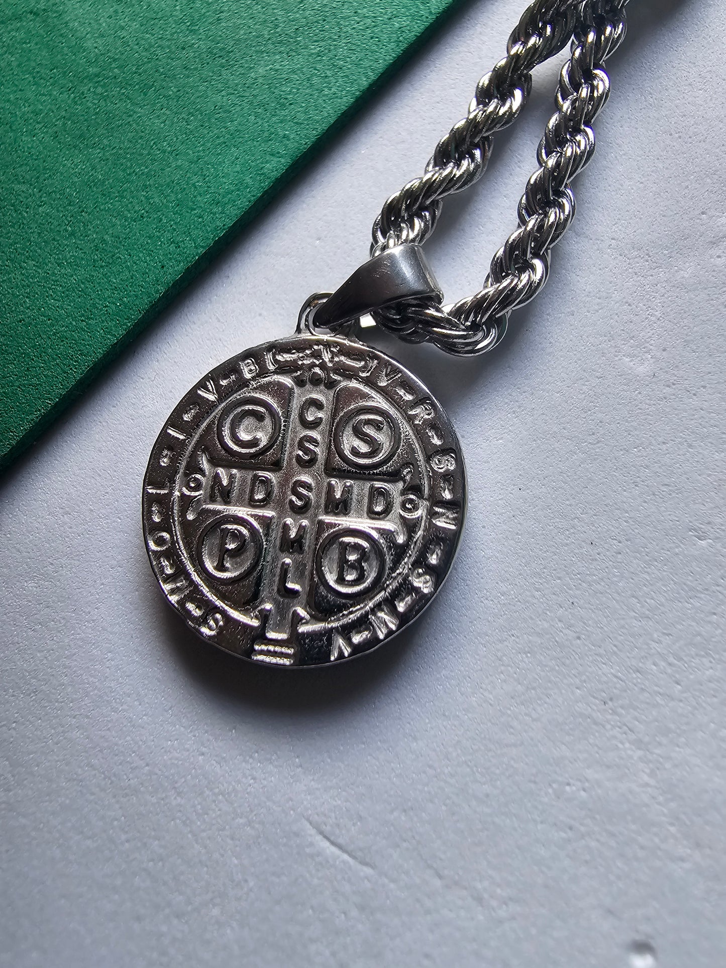 Fio com Medalha de São Bento