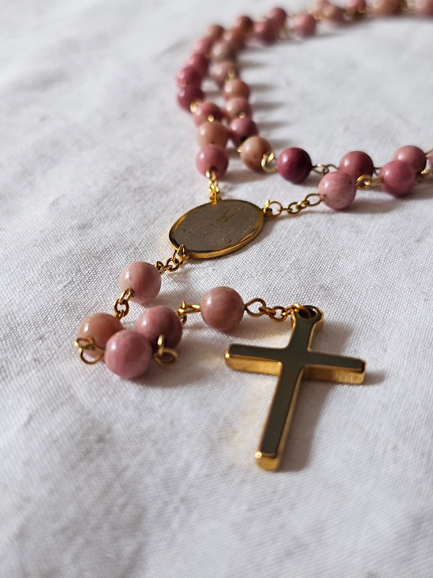 Terço em Rodonite - Nossa Senhora de Fátima