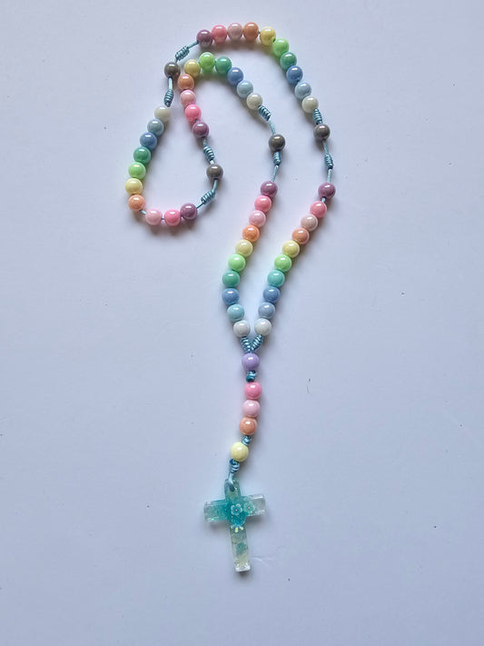 Terço com Cruz em Resina - Cor e Delicadeza