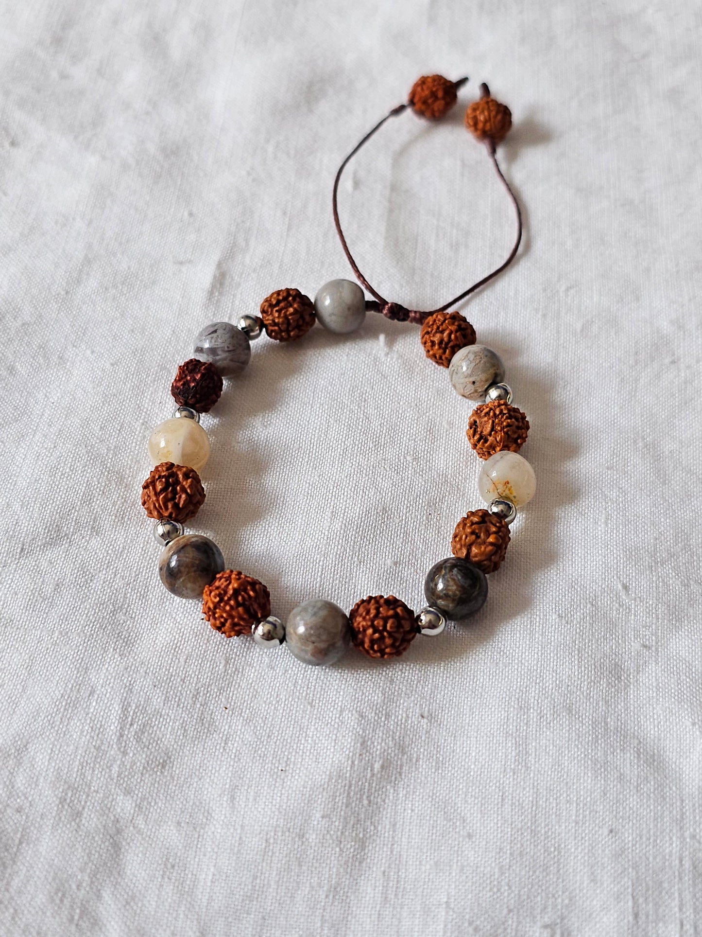 Pulseira em Rudraksha e Ágata Bambu