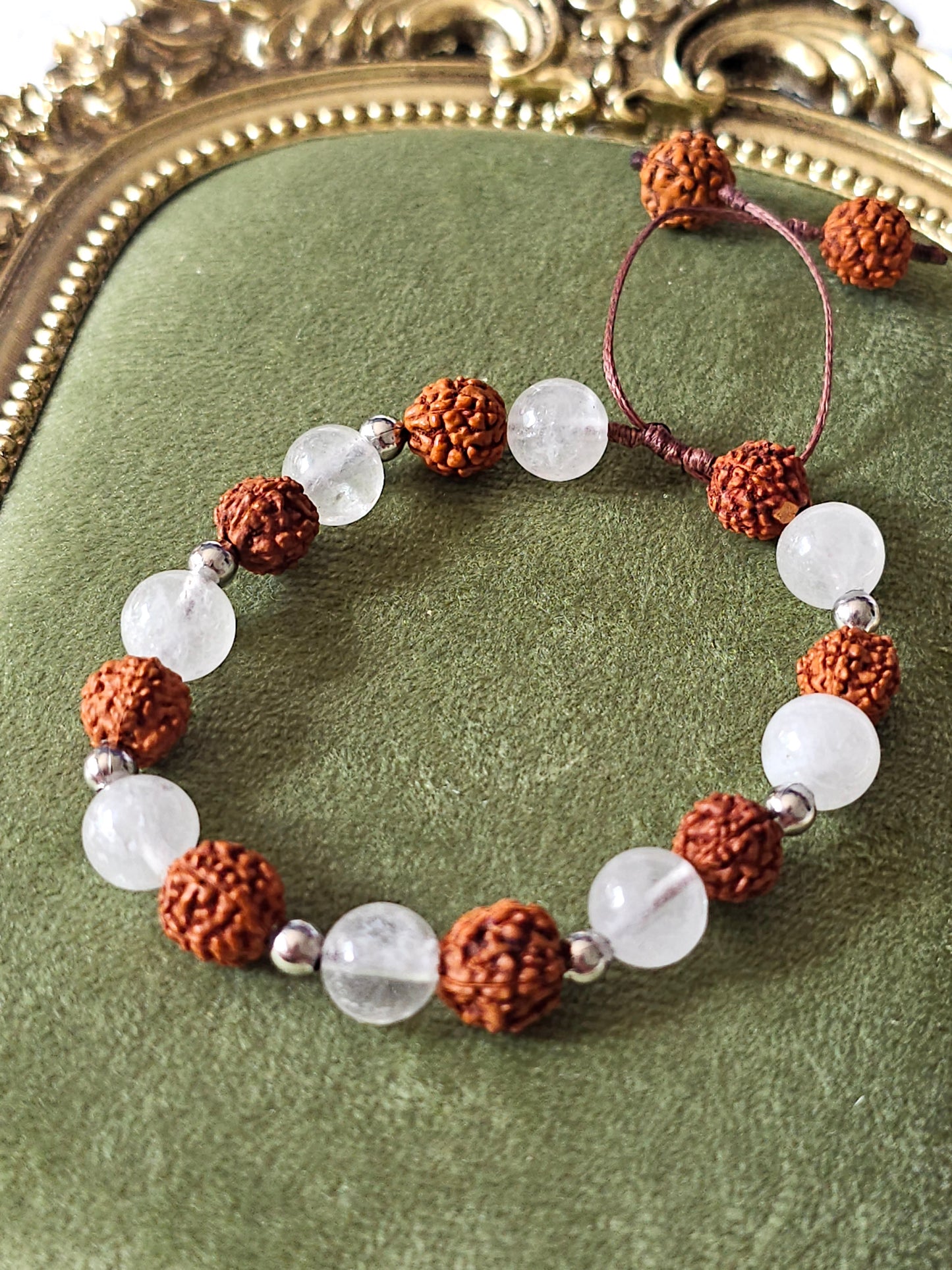 Pulseira em Rudraksha e Quartzo Cristal