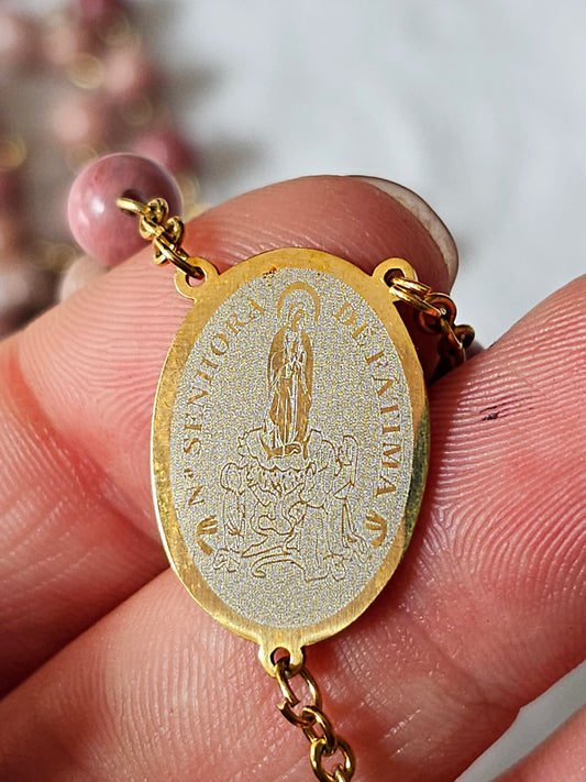 Terço em Rodonite - Nossa Senhora de Fátima