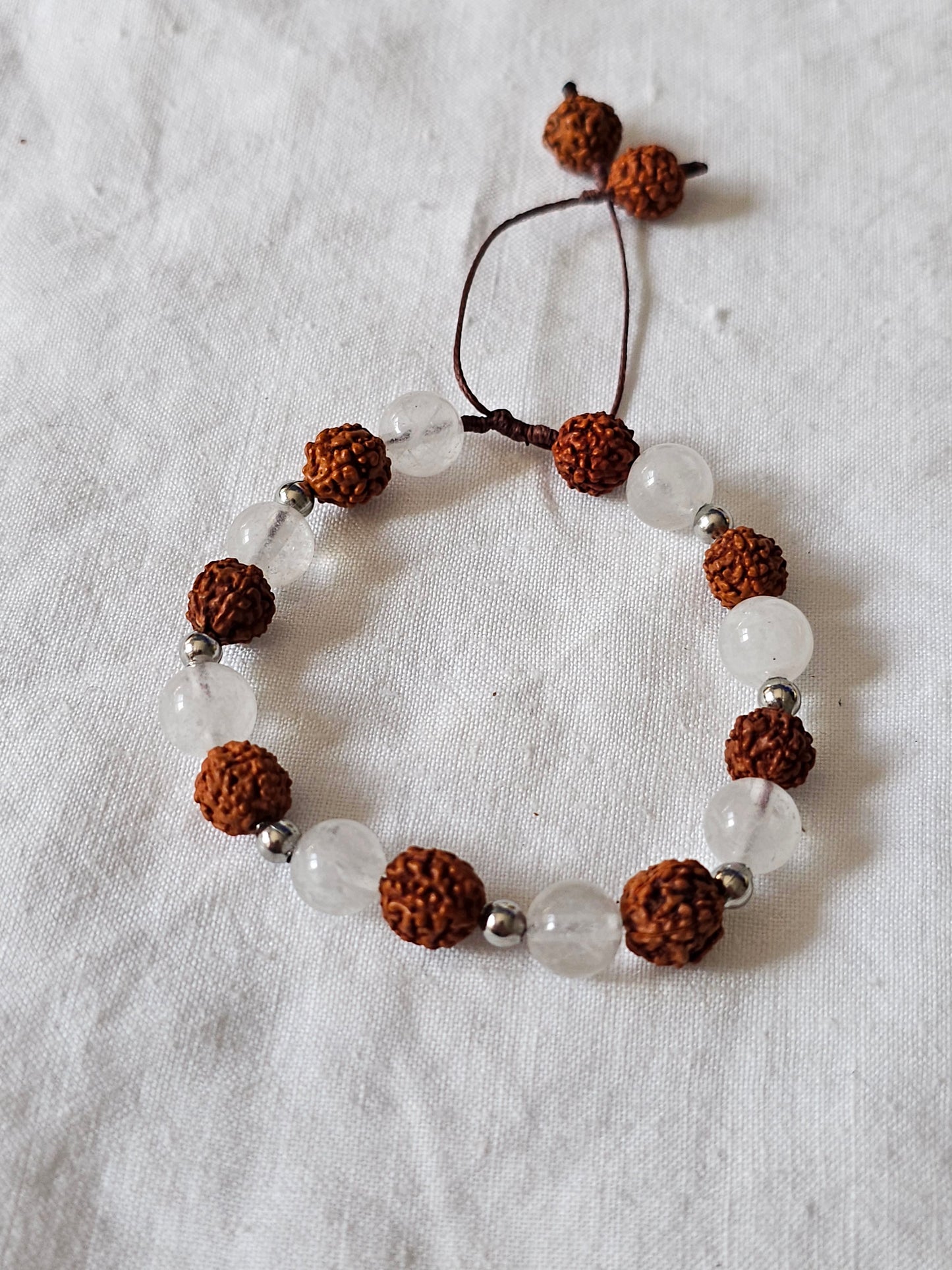 Pulseira em Rudraksha e Quartzo Cristal