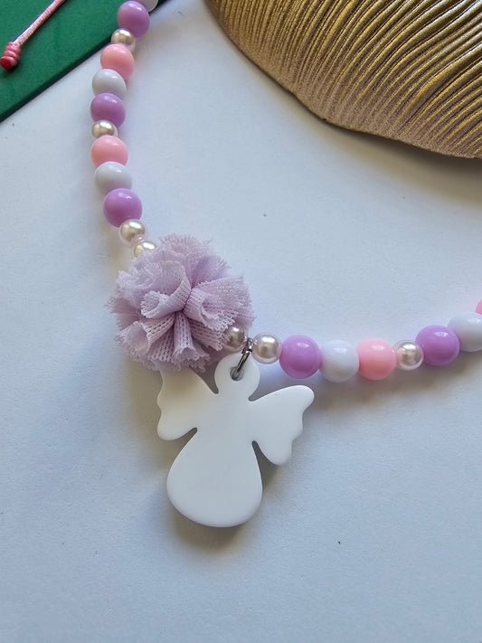 Colar Anjo & Pompom – Delicadeza, Proteção e Encanto