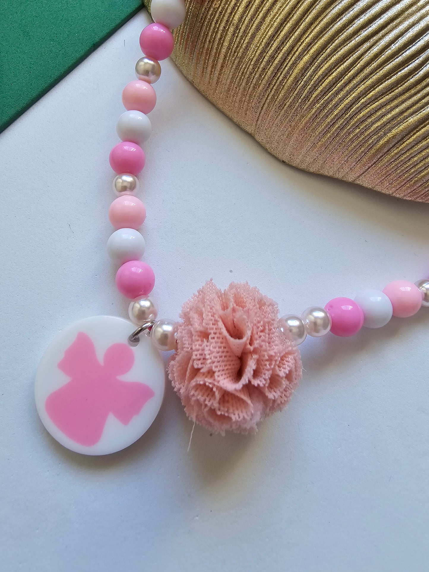 Colar Anjo & Pompom – Delicadeza, Proteção e Encanto