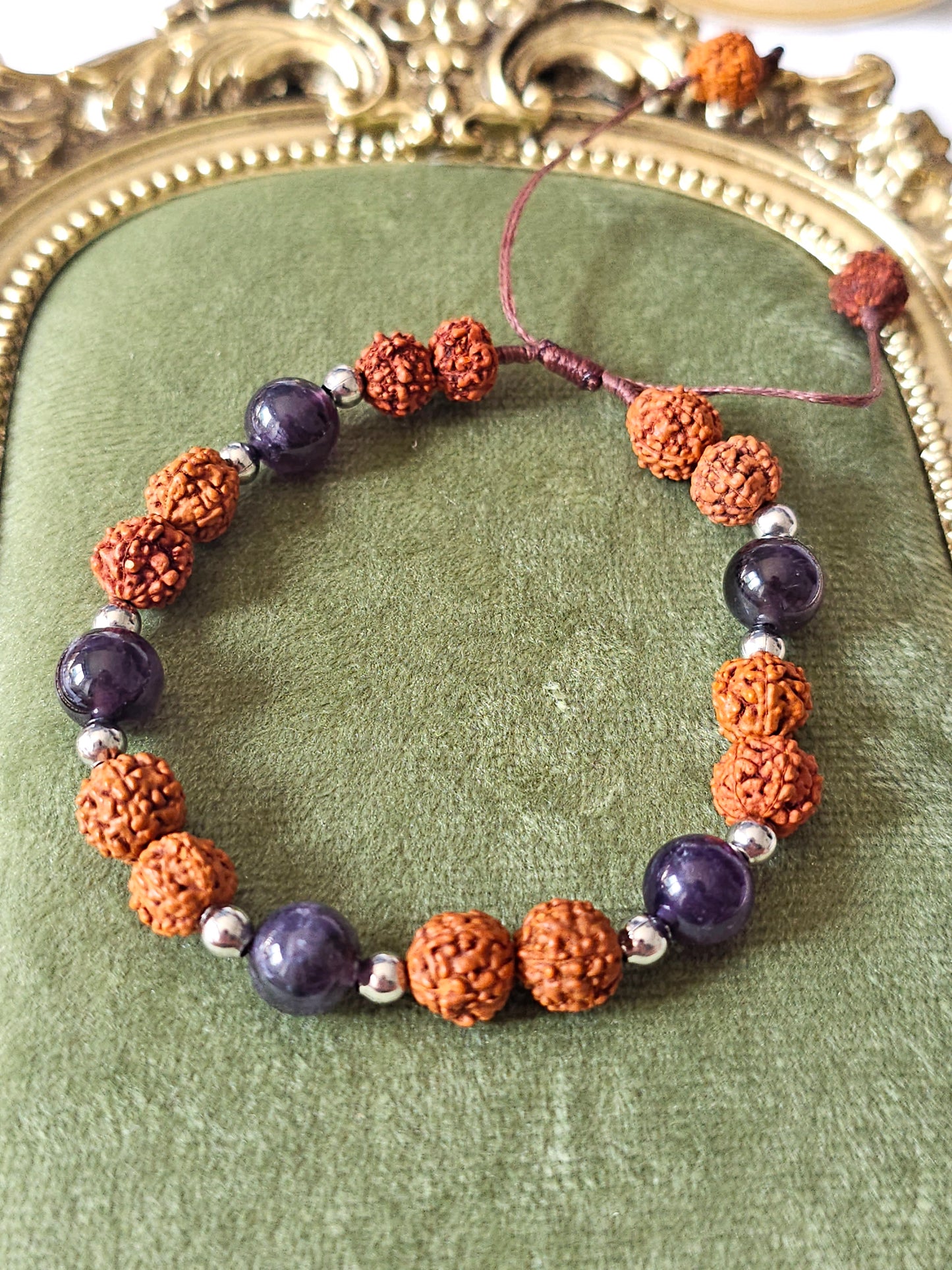 Pulseira em Rudraksha e Ametista