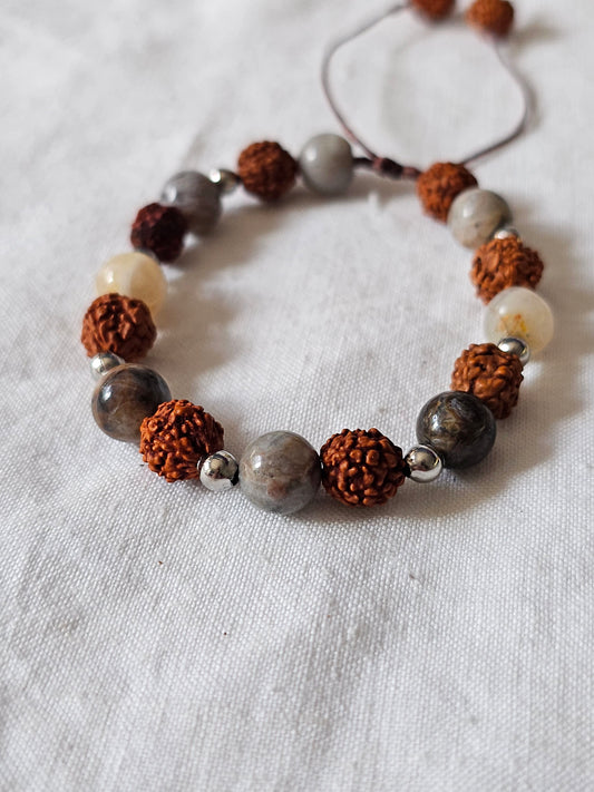 Pulseira em Rudraksha e Ágata Bambu