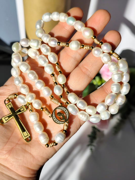 Terço Artesanal em Pérolas Naturais de Água Doce - com Nossa Senhora