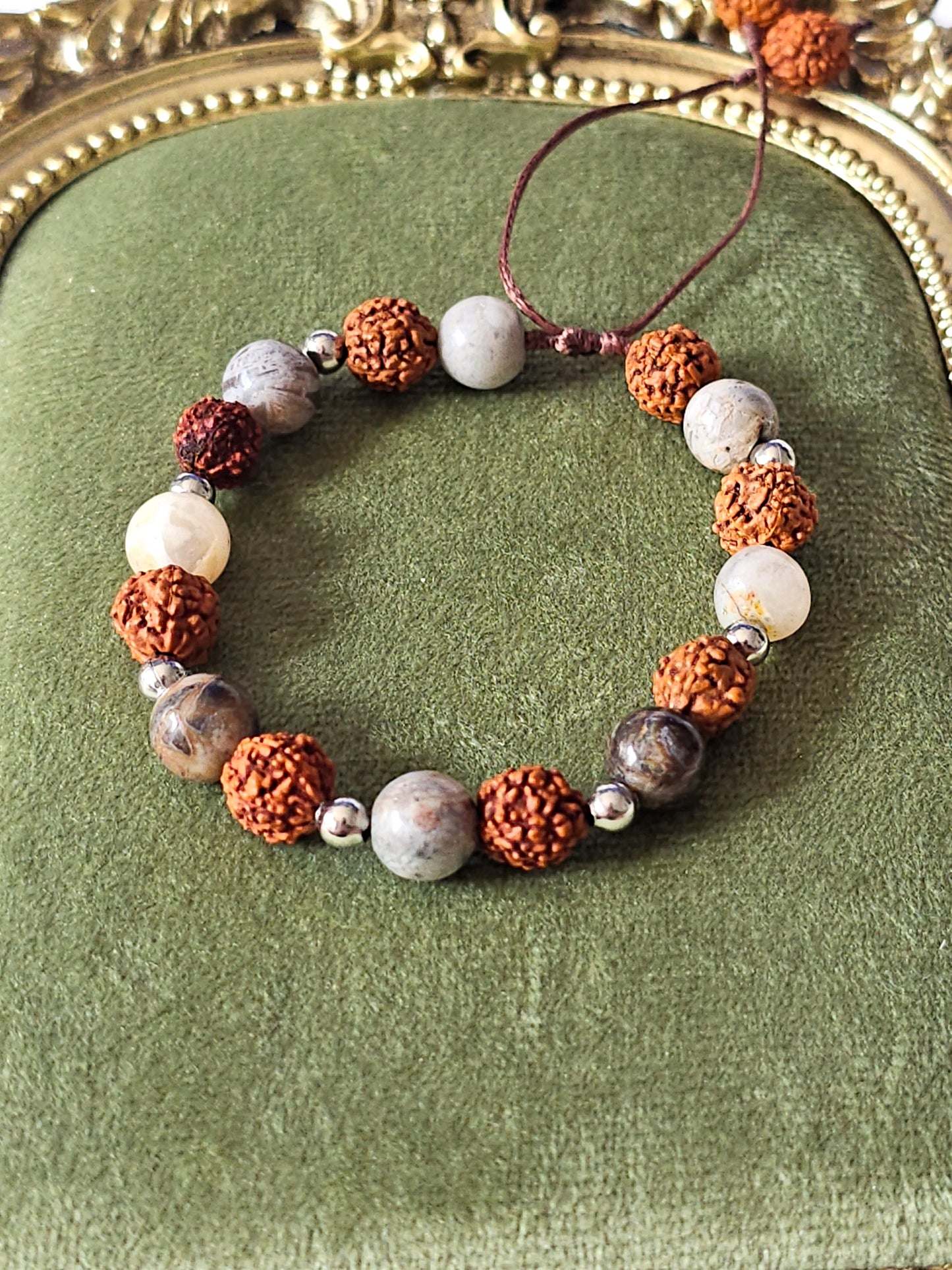 Pulseira em Rudraksha e Ágata Bambu