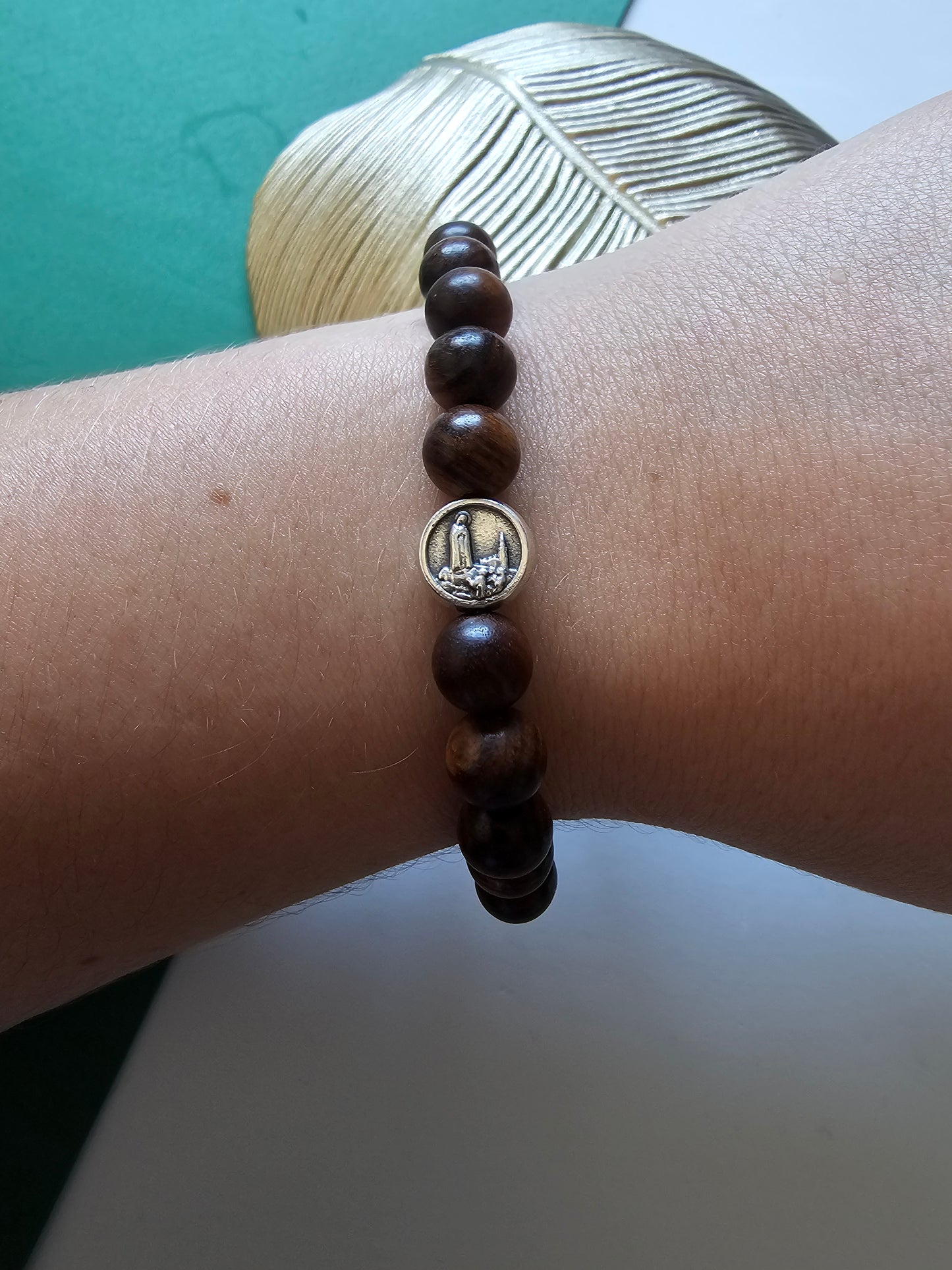 Pulseira em Madeira com Nossa Senhora de Fátima