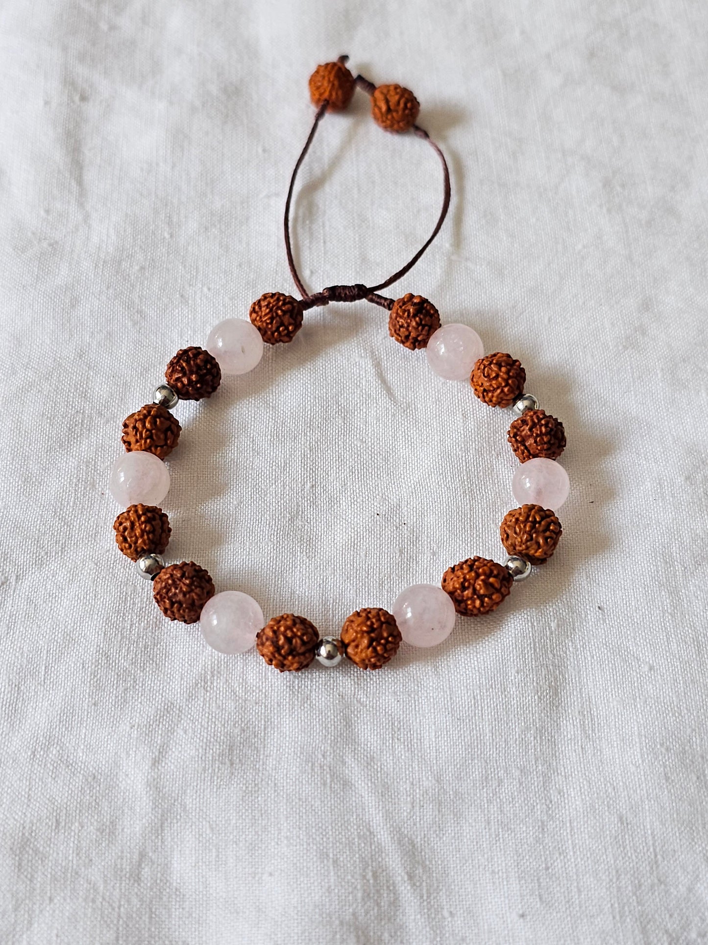 Pulseira em Rudraksha e Quartzo Rosa