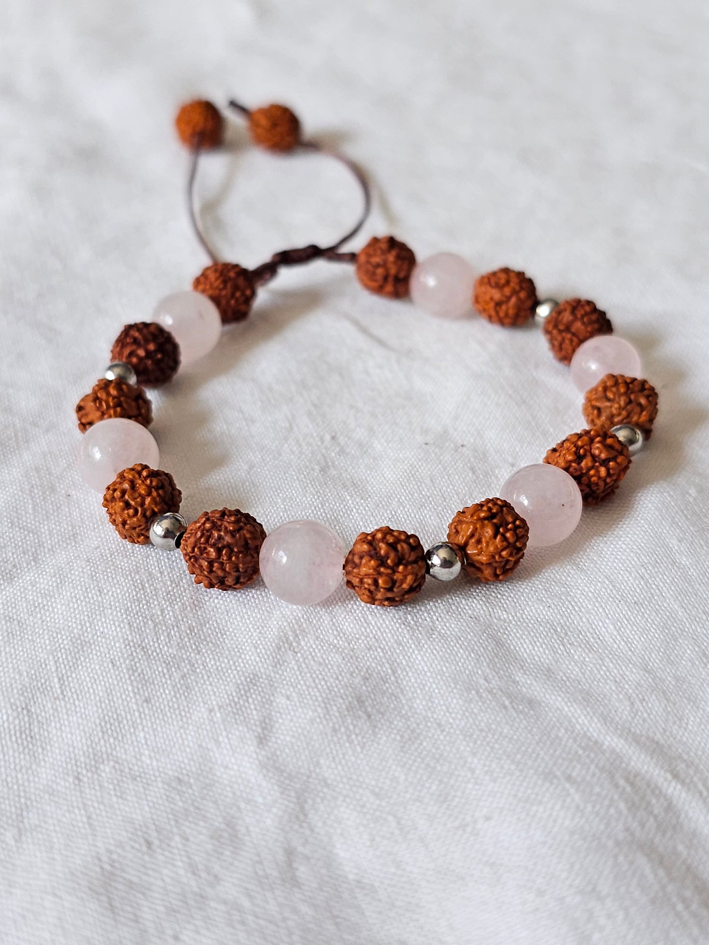 Pulseira em Rudraksha e Quartzo Rosa