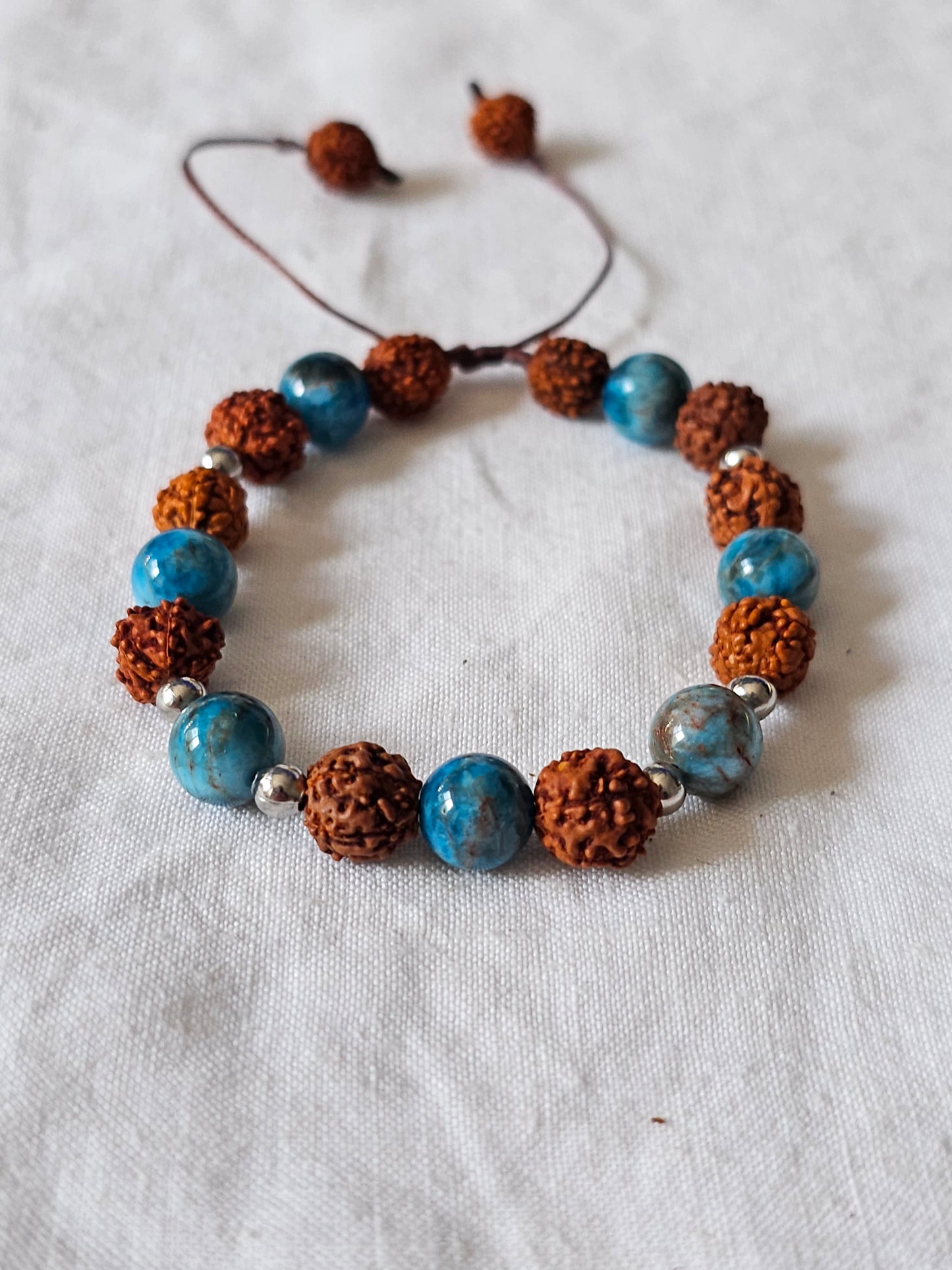 Pulseira em Rudraksha e Apatite