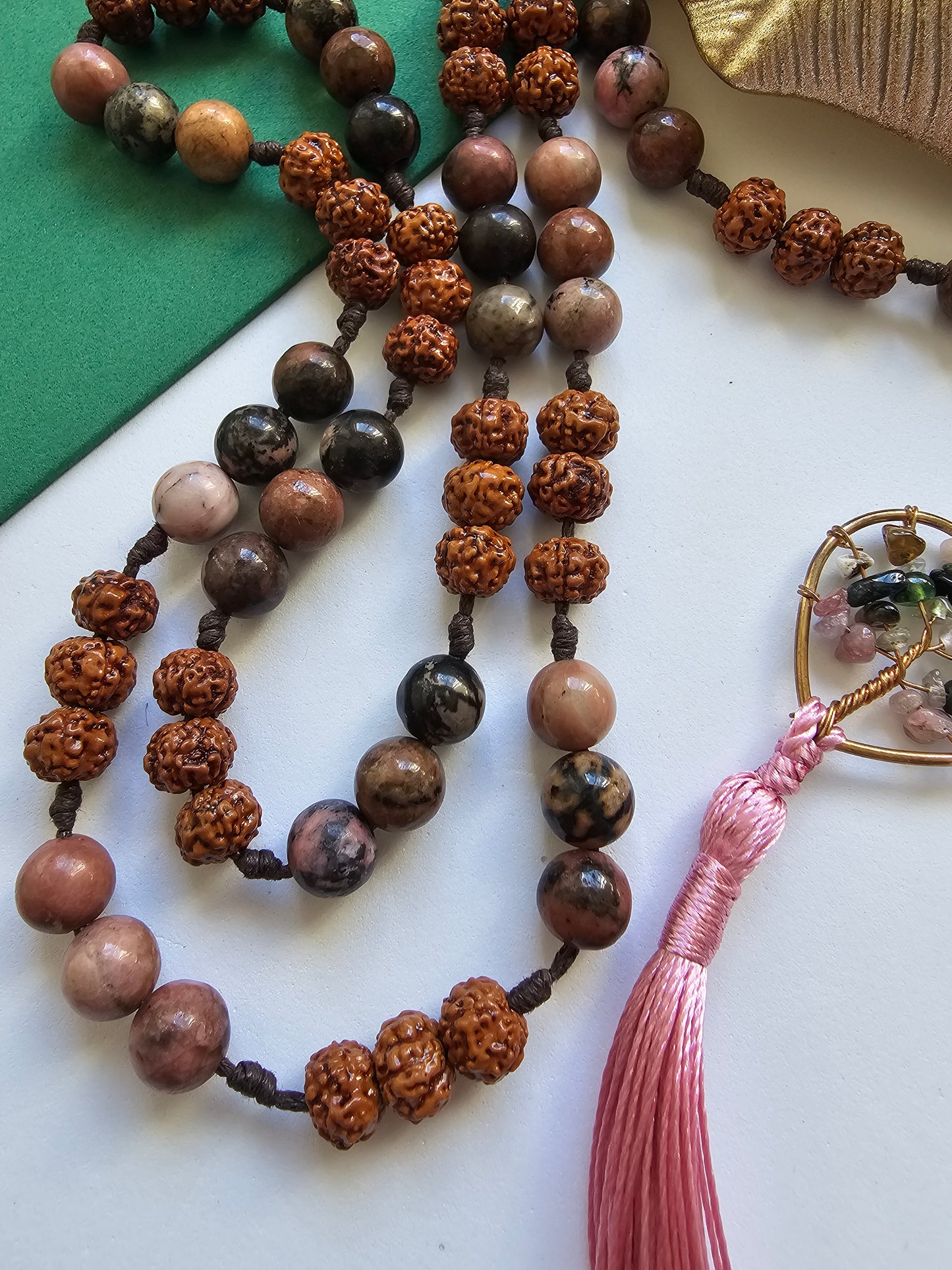 Japamala em Rudraksha e Rodonite