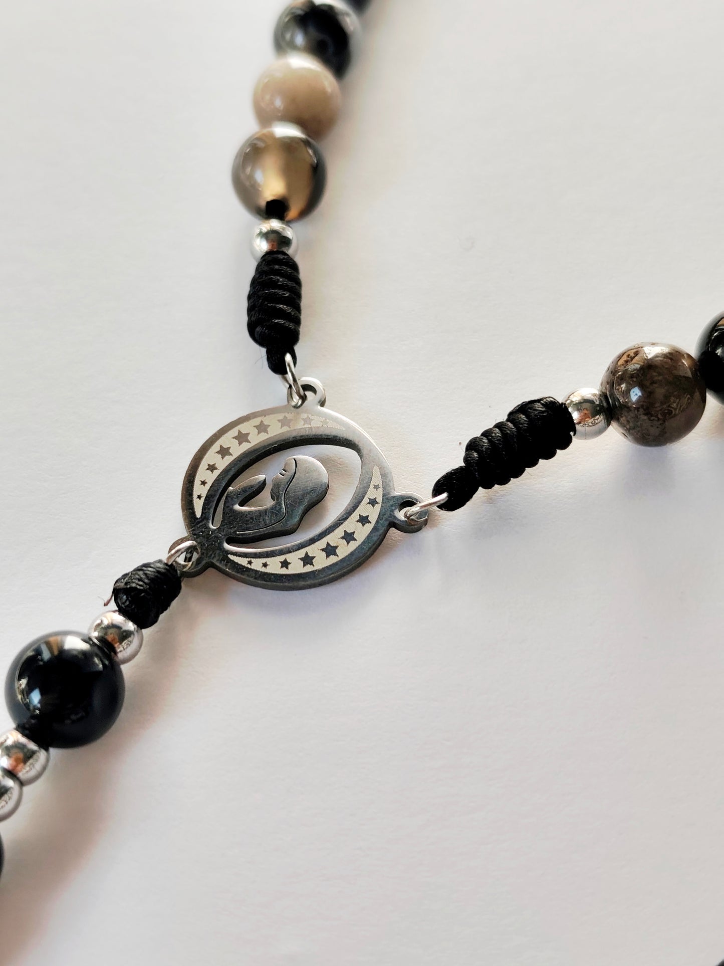 Terço em Pedra Natural Ágata Negra - com Nossa Senhora e Cruz de São Bento - Inclui Bolsinha em Tecido Artesanal