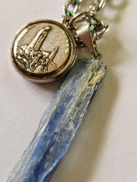 Colar com São Miguel Arcanjo, Fátima e Cianite Azul