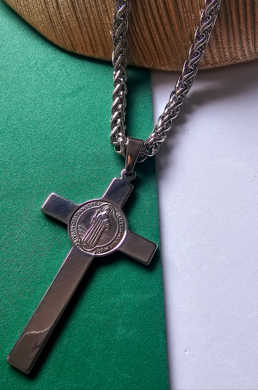 Fio com Cruz de São Bento