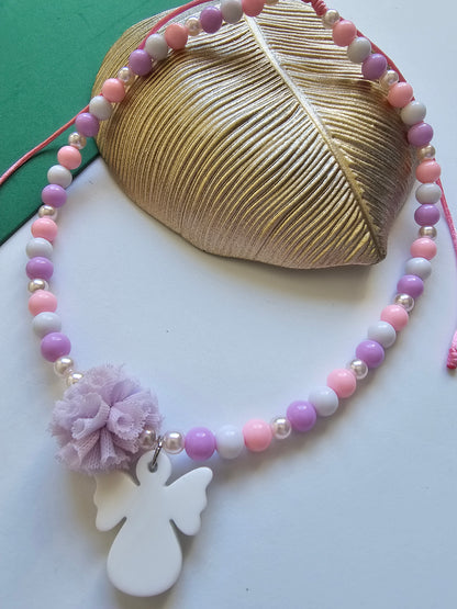 Colar Anjo & Pompom – Delicadeza, Proteção e Encanto
