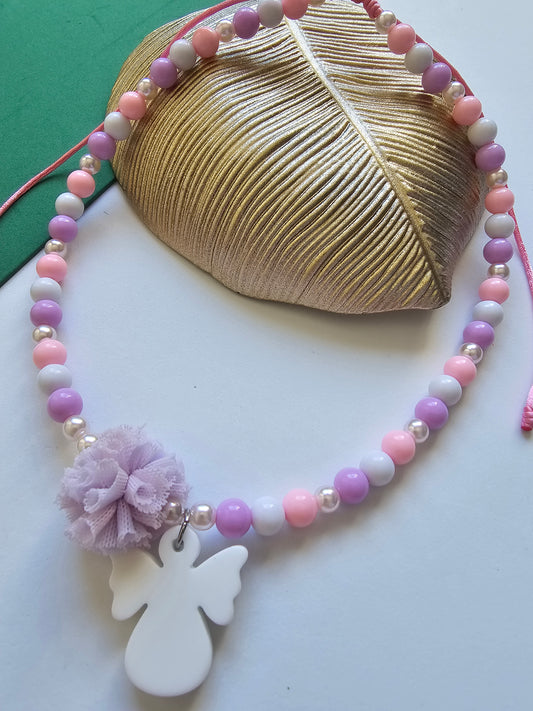 Colar Anjo & Pompom – Delicadeza, Proteção e Encanto