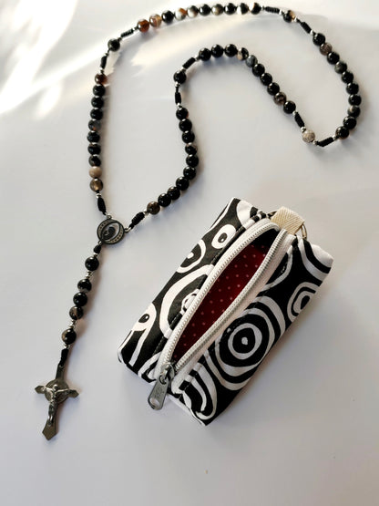 Terço em Pedra Natural Ágata Negra - com Nossa Senhora e Cruz de São Bento - Inclui Bolsinha em Tecido Artesanal