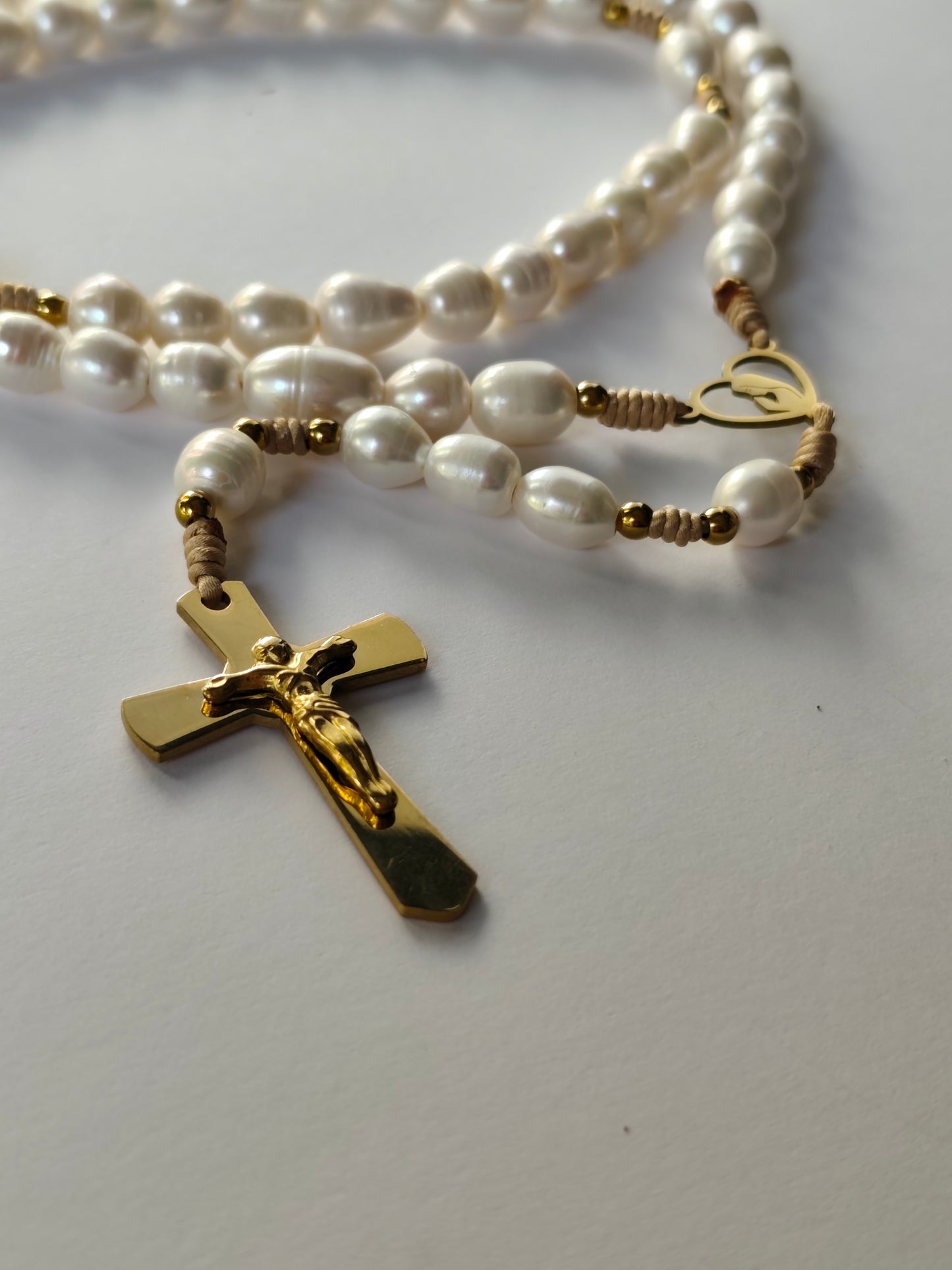 Terço artesanal em Pérolas de Água Doce - com Nossa Senhora de Fátima