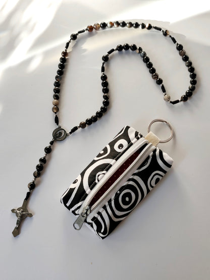 Terço em Pedra Natural Ágata Negra - com Nossa Senhora e Cruz de São Bento - Inclui Bolsinha em Tecido Artesanal