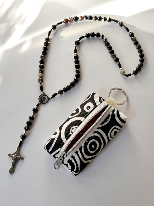 Terço em Pedra Natural Ágata Negra - com Nossa Senhora e Cruz de São Bento - Inclui Bolsinha em Tecido Artesanal