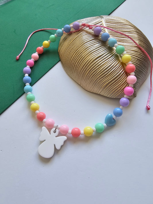 Colar Arco-Íris com Anjinho – Doce Proteção para Pequenos Corações