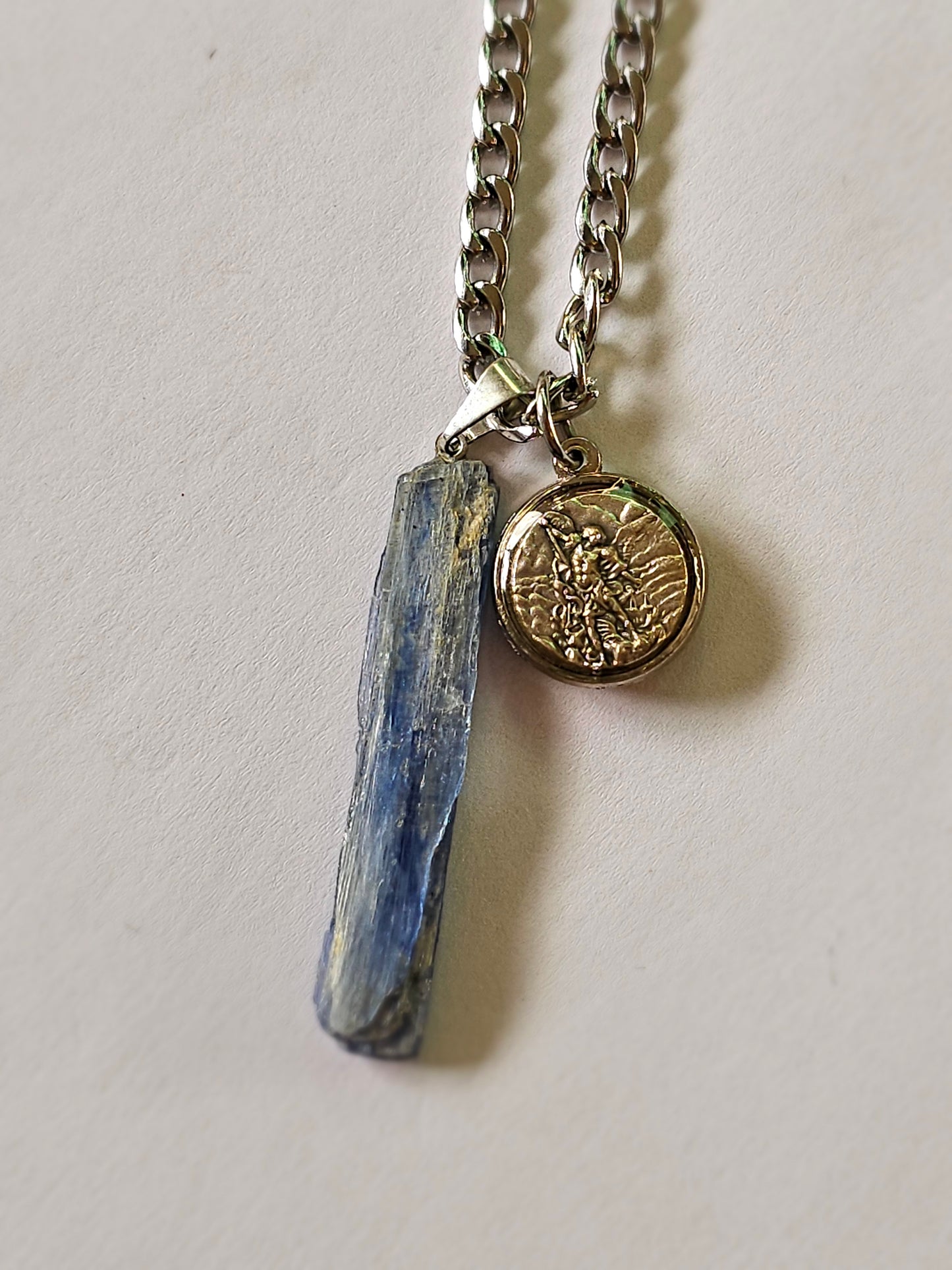 Colar com São Miguel Arcanjo, Fátima e Cianite Azul