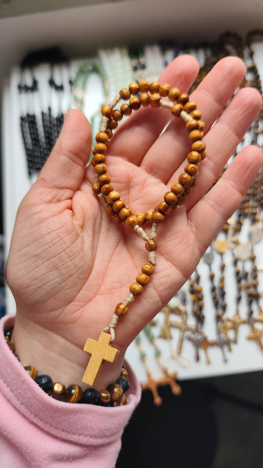 Tercinho simples em madeira, ideal para oração