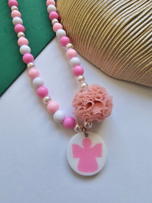 Colar Anjo & Pompom – Delicadeza, Proteção e Encanto