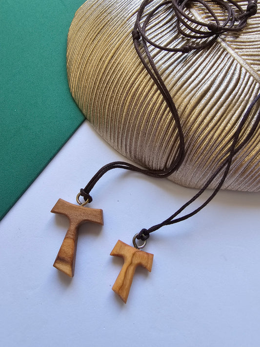 Cordão com Cruz de Tau