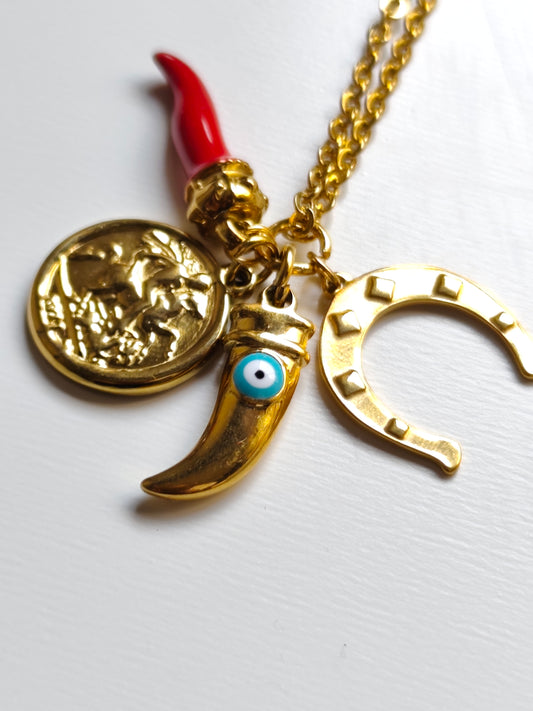 Colar Feminino com Amuletos de Proteção: São Jorge, Olhho Grego e Cornicello Italiano