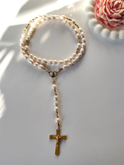 Terço artesanal em Pérolas de Água Doce - com Nossa Senhora de Fátima