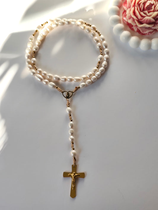 Terço artesanal em Pérolas de Água Doce - com Nossa Senhora de Fátima