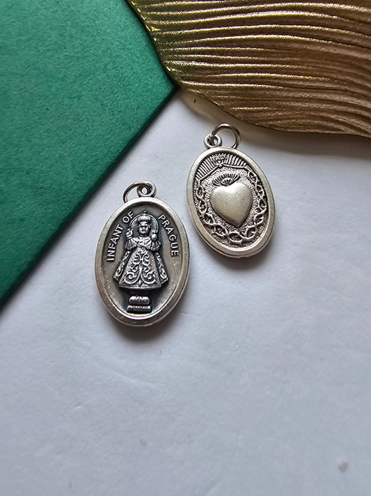Medalha Menino Jesus de Praga vs Sagrado Coração