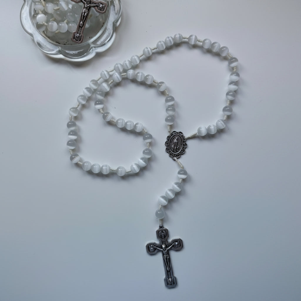 Terço da Via-Sacra, branco, contas de vidro Olho de Gato, com cruz com imagens da Via Sacra