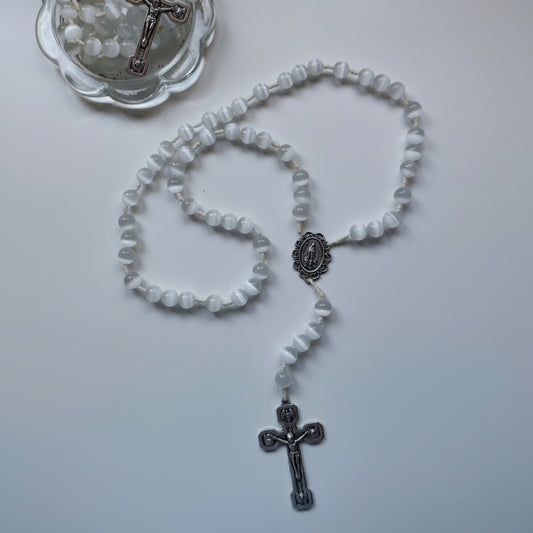 Terço da Via-Sacra, branco, contas de vidro Olho de Gato, com cruz com imagens da Via Sacra