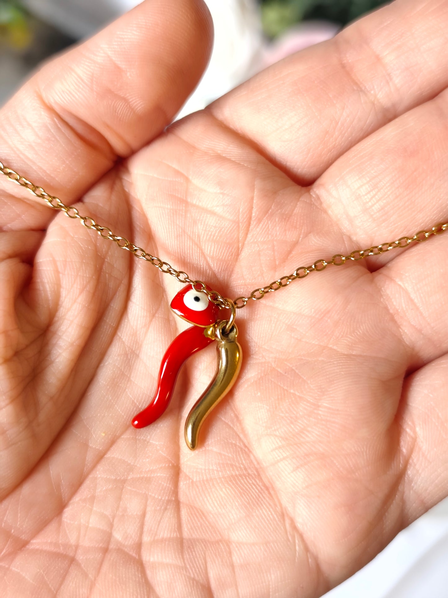Colar Feminino com Amuletos Cornicello Italiano e Coração com Olho Grego