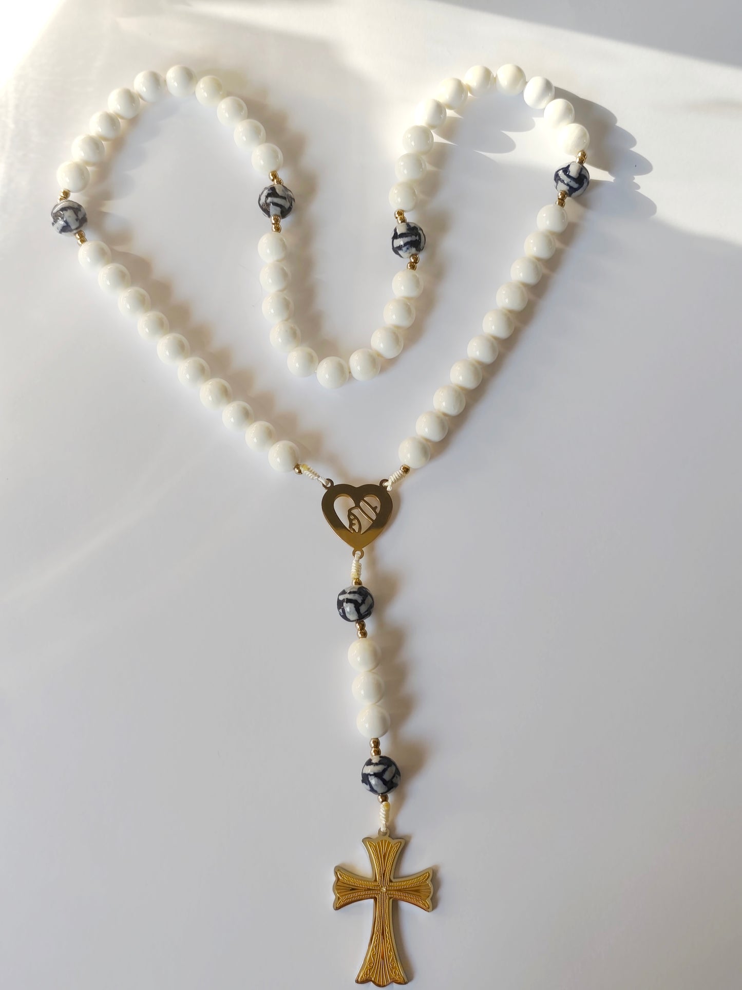 Terço Lembrança de Portugal com Contas de Nacár e Porcelana