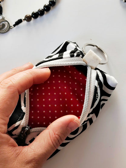 Terço em Pedra Natural Ágata Negra - com Nossa Senhora e Cruz de São Bento - Inclui Bolsinha em Tecido Artesanal