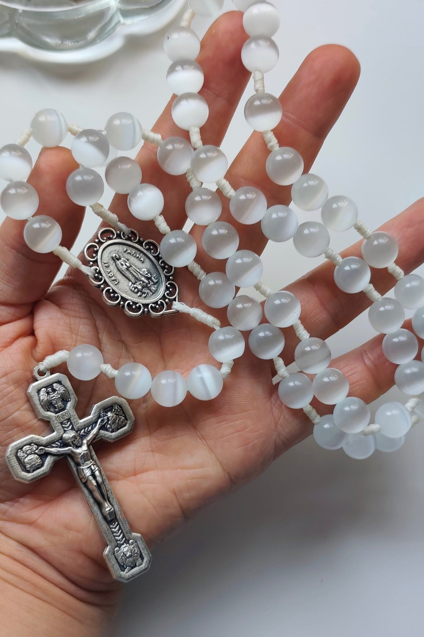 Terço da Via-Sacra, branco, contas de vidro Olho de Gato, com cruz com imagens da Via Sacra